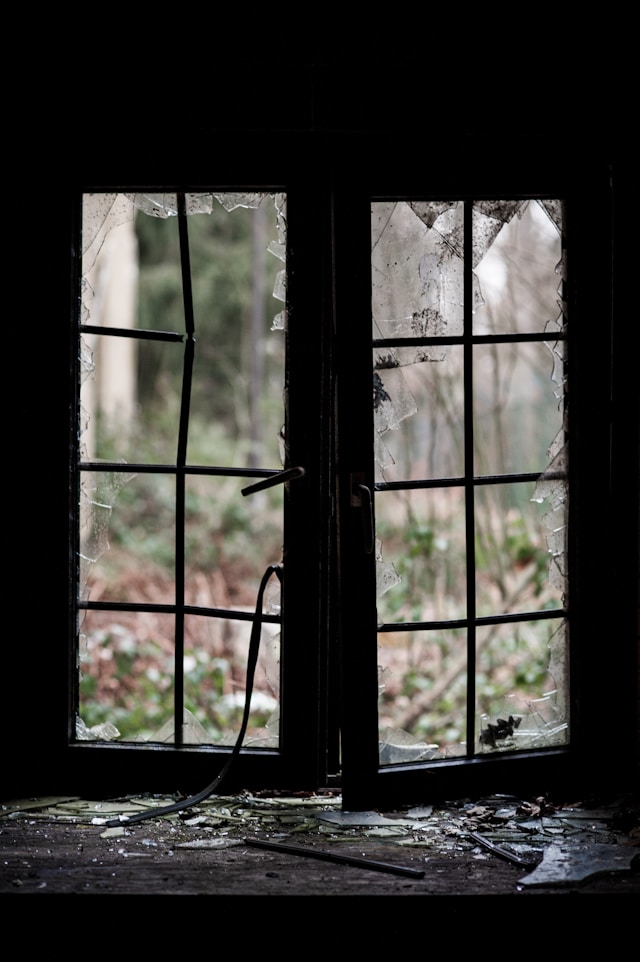 Gros plan d'une maison montrant la porte et deux fenêtres